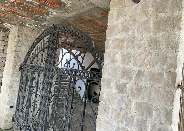 Willa Celaj “the Castle” Krujë