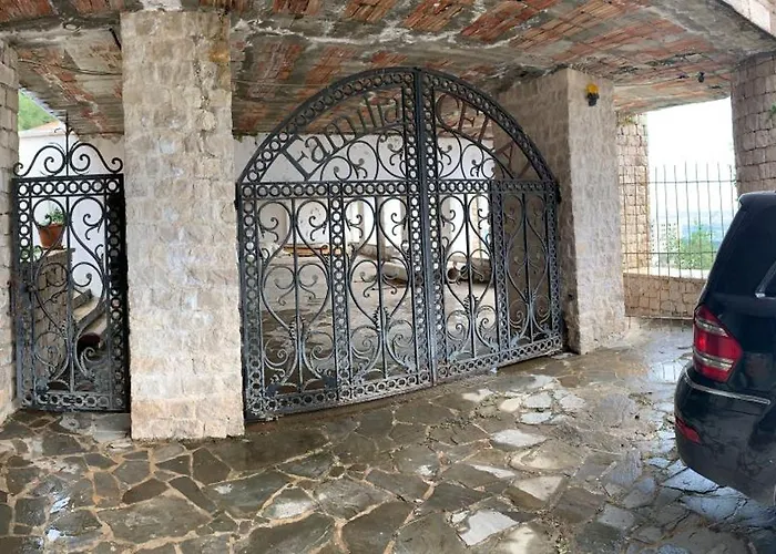 Willa Celaj “the Castle” Krujë